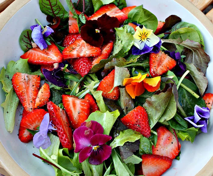 salat med jordbær