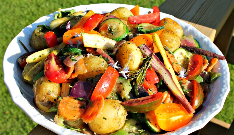 salat med nye gulerødder, courgetter,løg