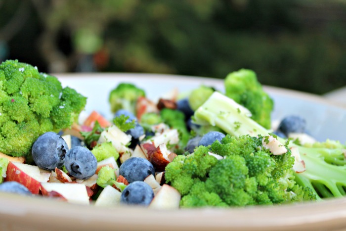 broccolisalat med blåbær,nødder samt æbler