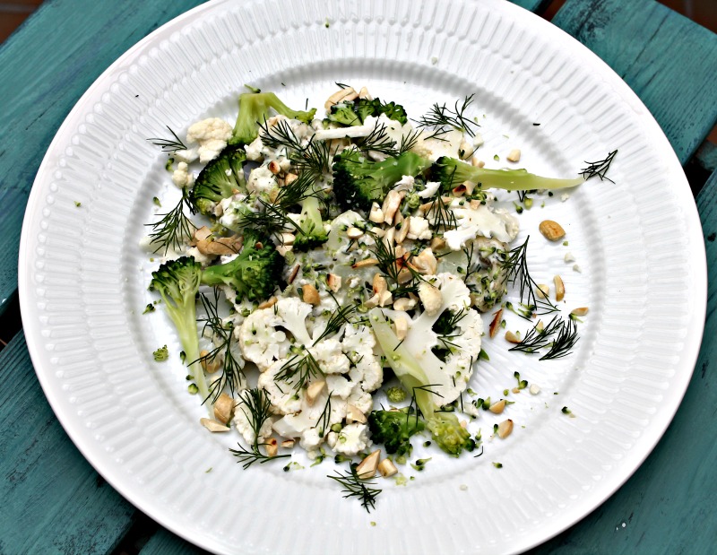 salat med blomkål og broccoli